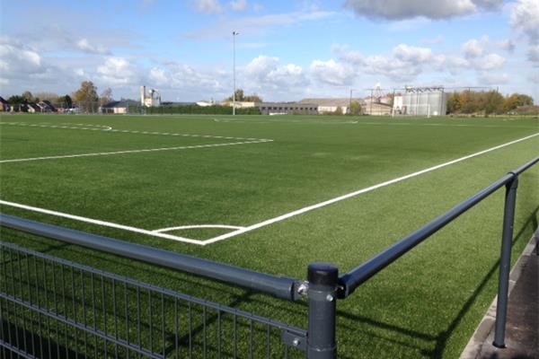 Aanleg kunstgras voetbalveld - Sportinfrabouw NV